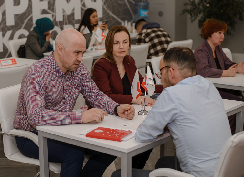 Исполнительный директор - Пахомов Роман Николаевич и руководитель отдела маркетинга - Косыгина Ольга Сергеевна.